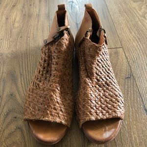 Sundance size 40 leather sandals/booties